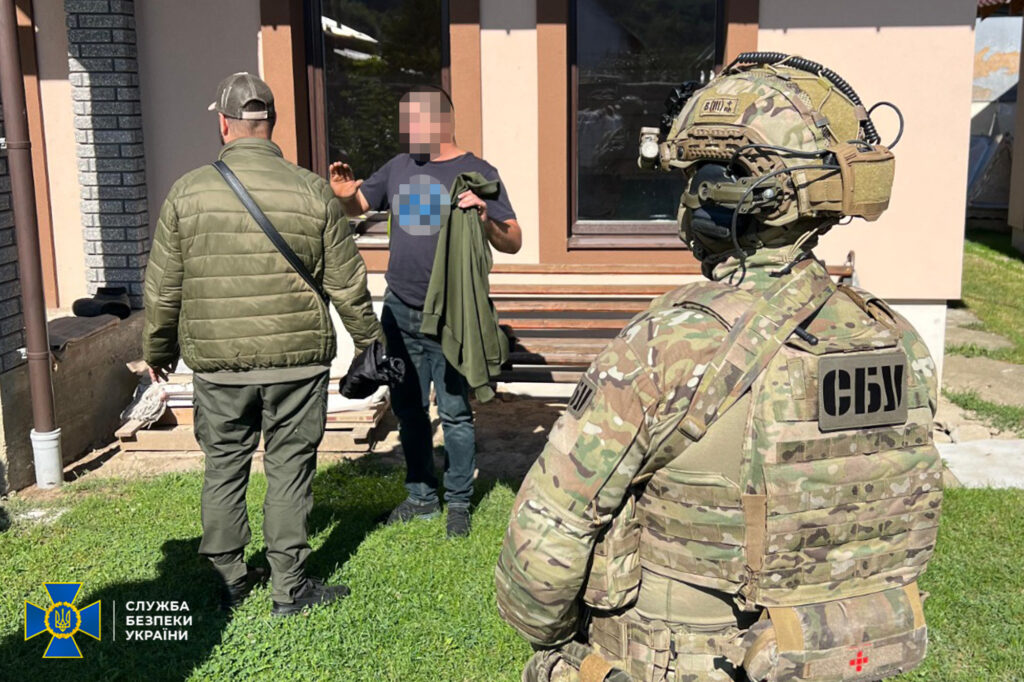 Операція СБУ біля будинку на траві