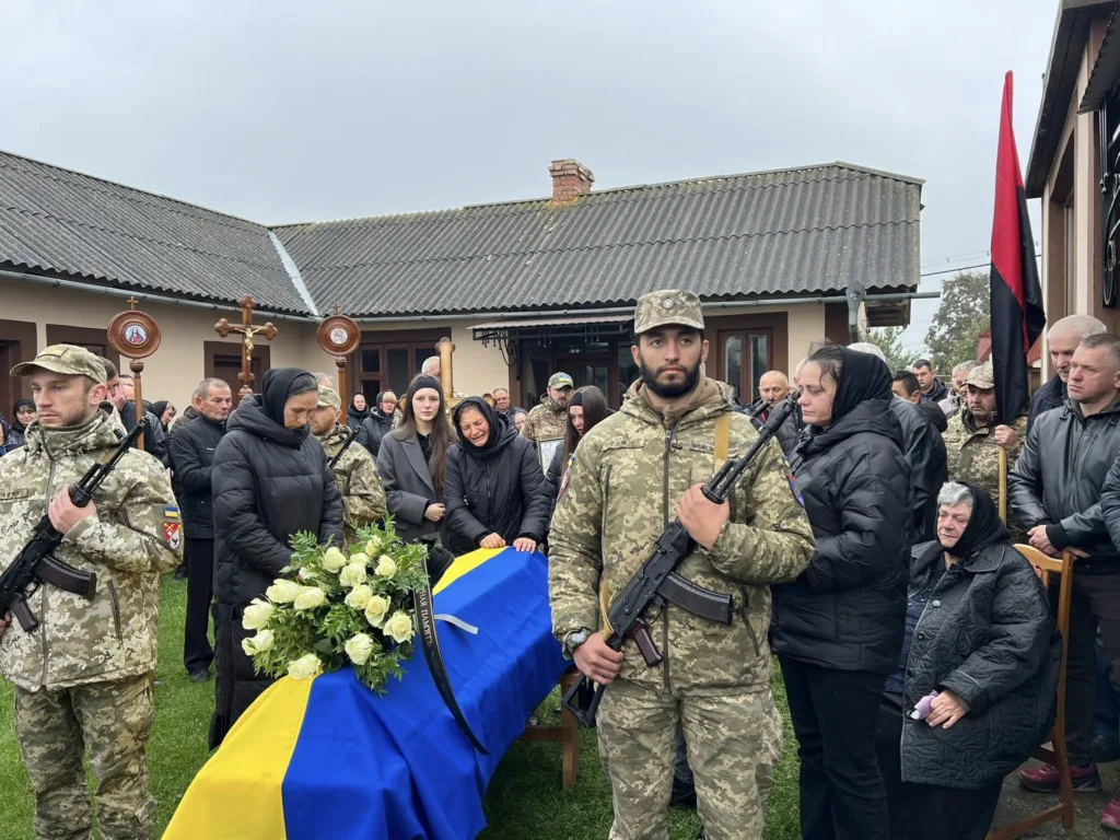 Військовий похорон під синьо-жовтим прапором.