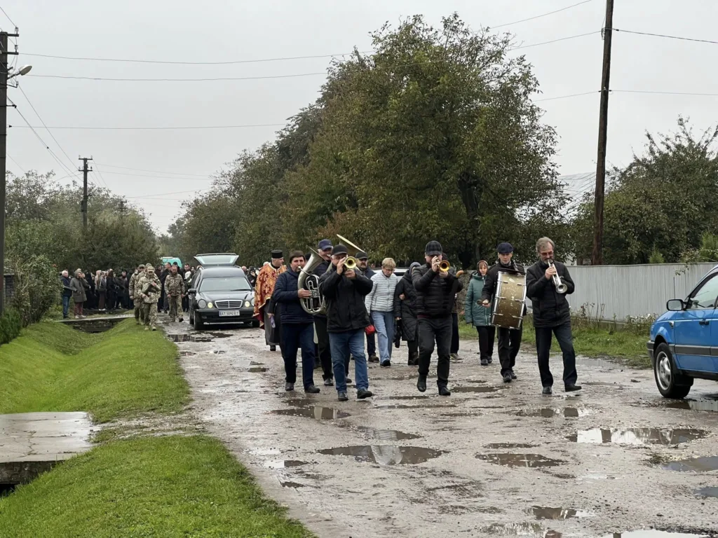 Оркестр грає на вулиці під час заходу