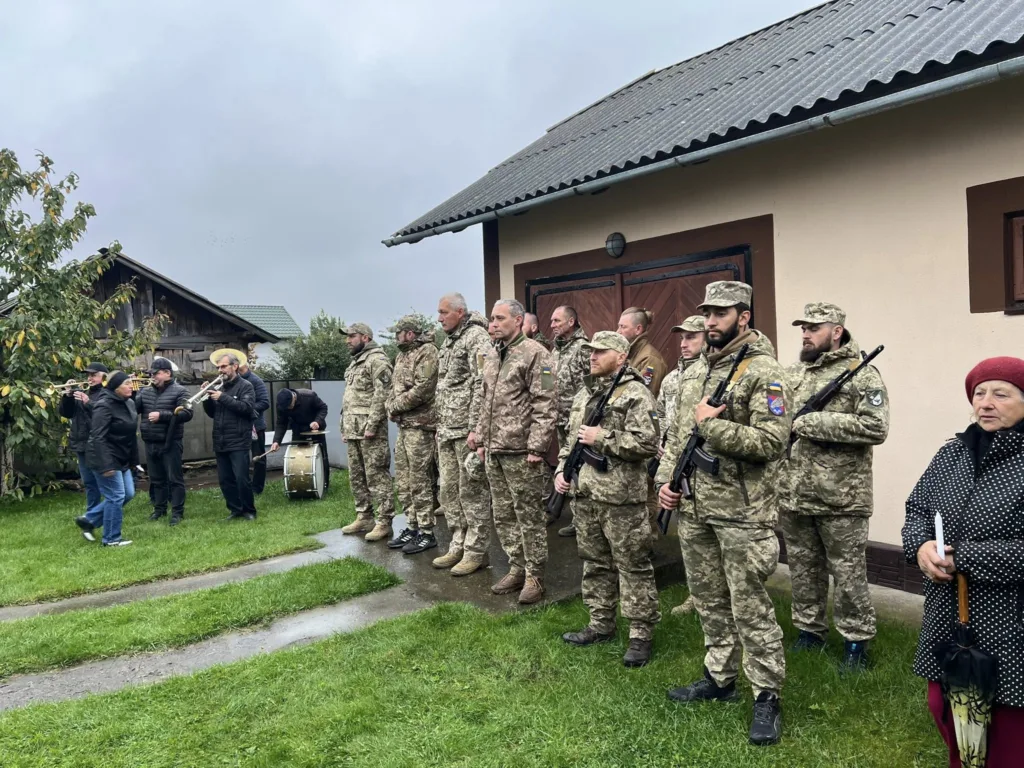 Українські солдати стоять в ряд на подвір'ї