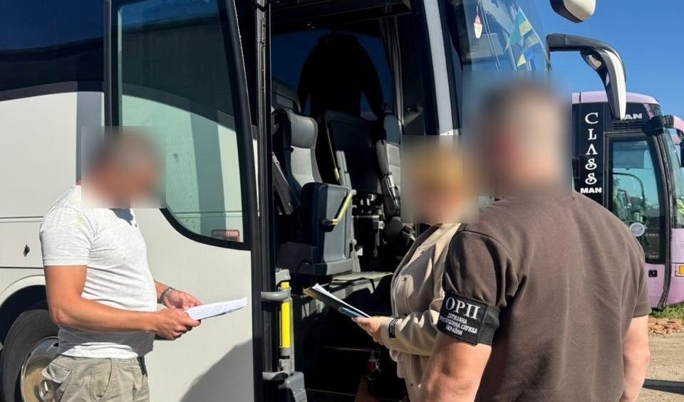 Прикордонники викрили водіїв з Прикарпаття, які у сховках рейсових автобусів вивозили за кордон ухилянтів