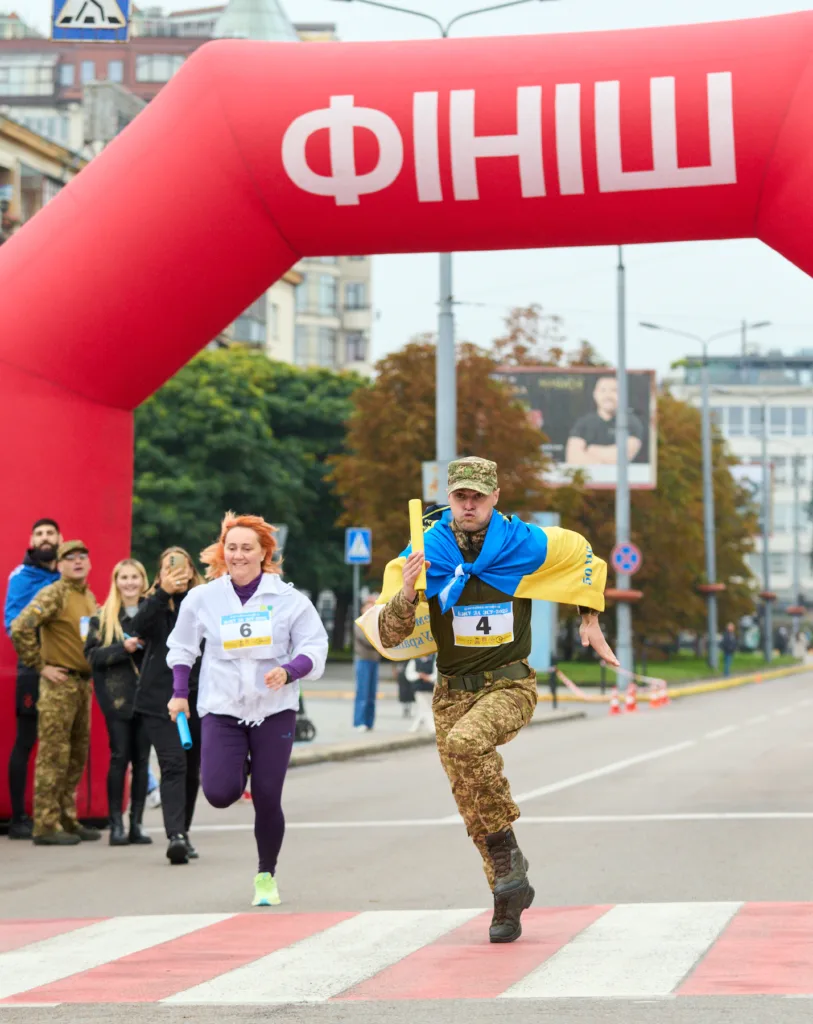 Фініш естафети в Україні, двоє бігунів на фініші.