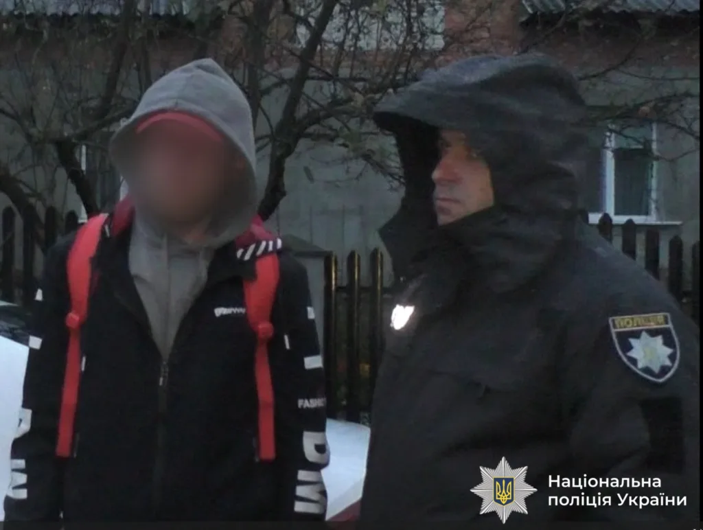 Поліцейський з підозрюваним в капюшоні.
