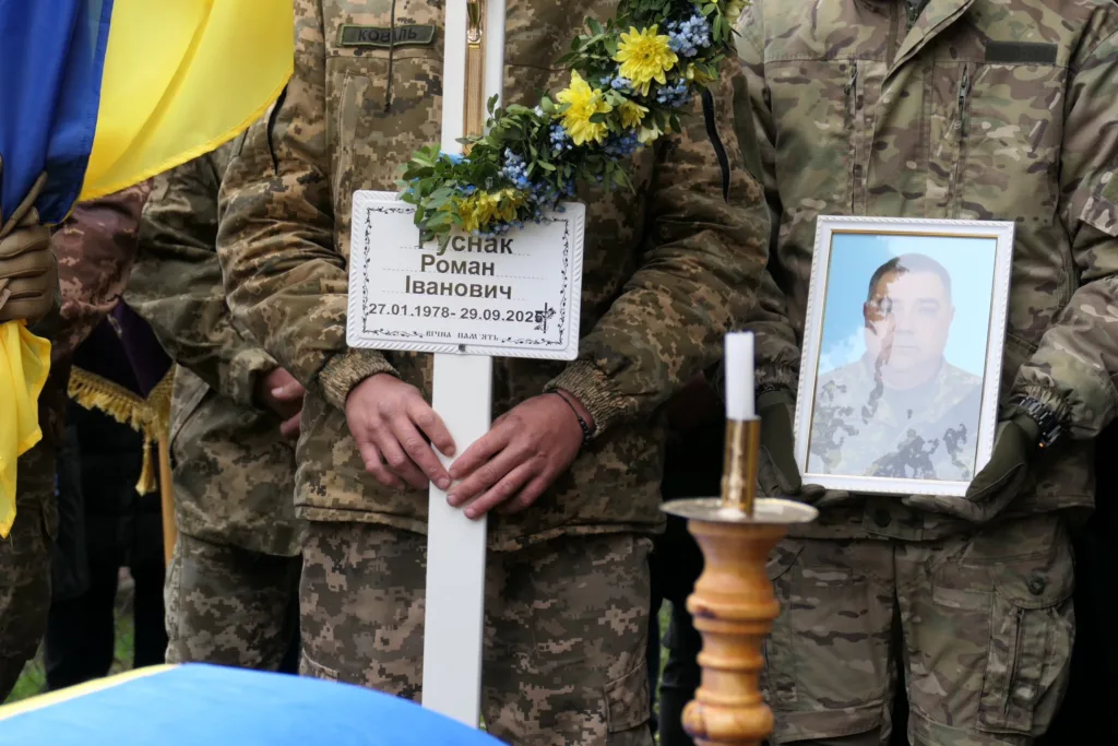 Військові на церемонії з портретом загиблого солдата.