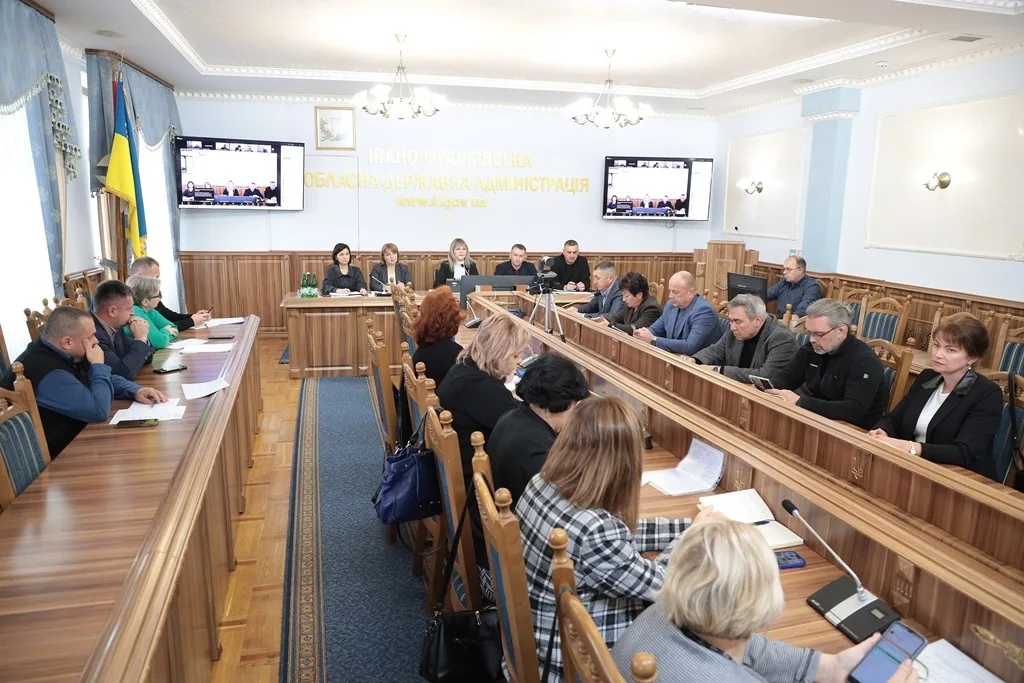 Засідання в облдержадміністрації з чиновниками та екранами.