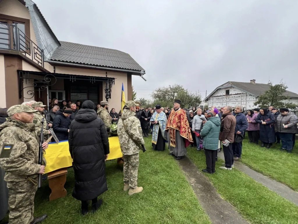 Багатолюдний похорон у військовій тематиці на подвір'ї