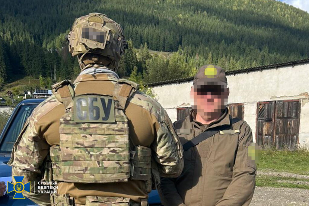 Співробітник СБУ з затриманим у лісовій зоні