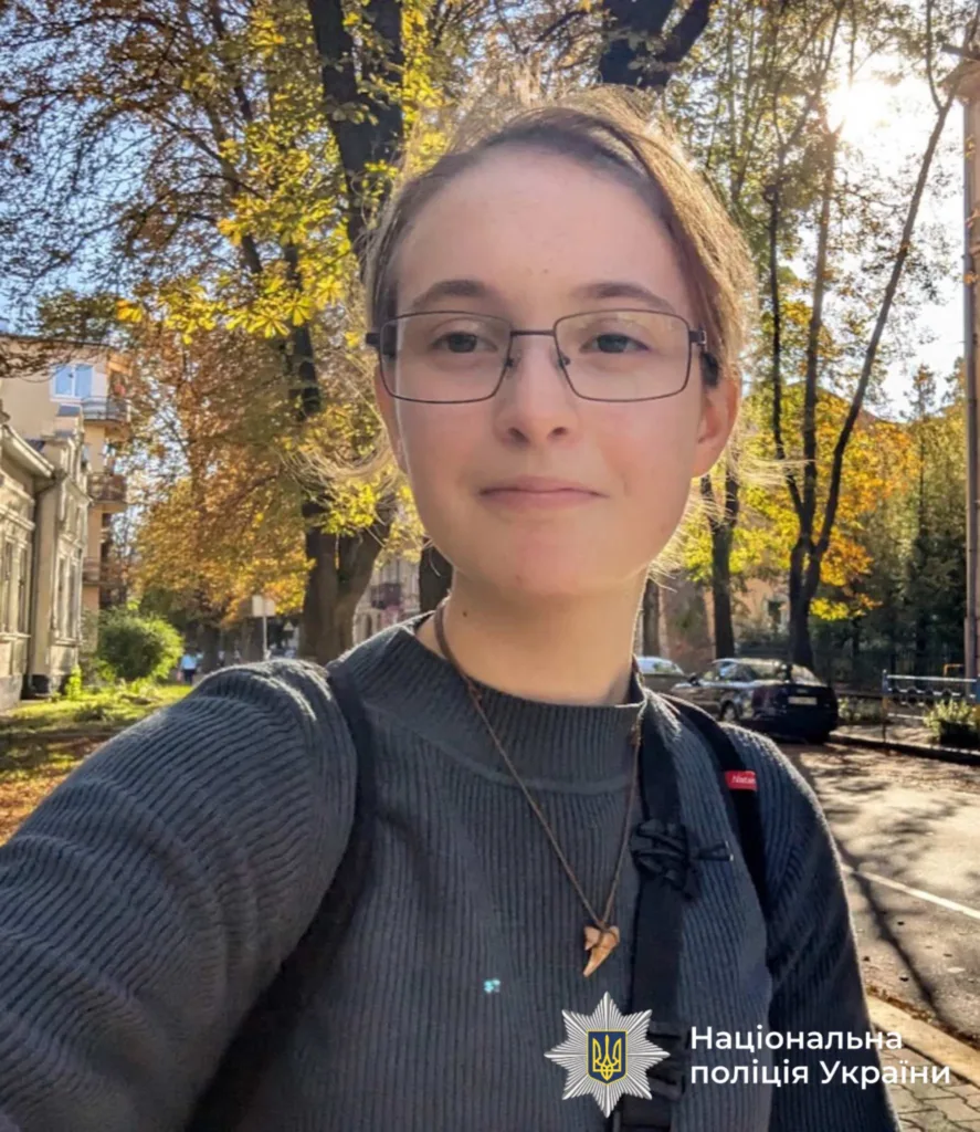Дівчина на осінній вулиці під сонцем.