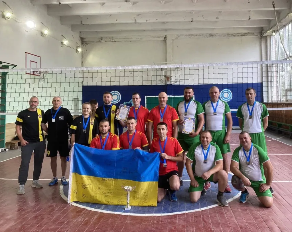 Волейбольні команди з медалями та прапором України