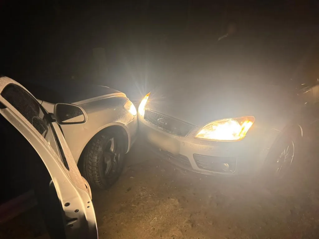 Нічна аварія двох автомобілів на дорозі