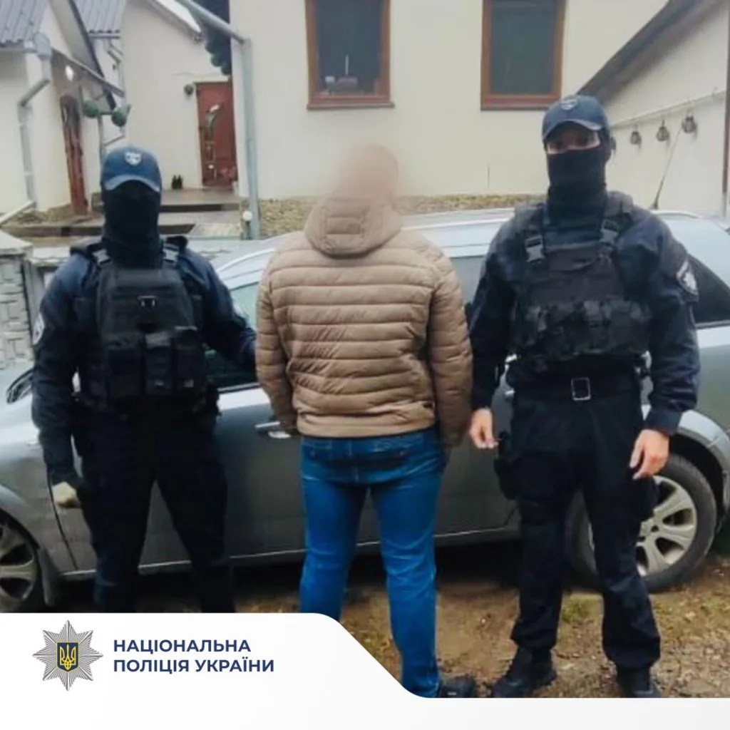 Поліцейські затримання біля автомобіля.