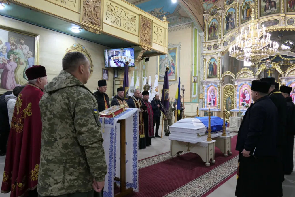 Церковна церемонія з домовиною всередині храму.