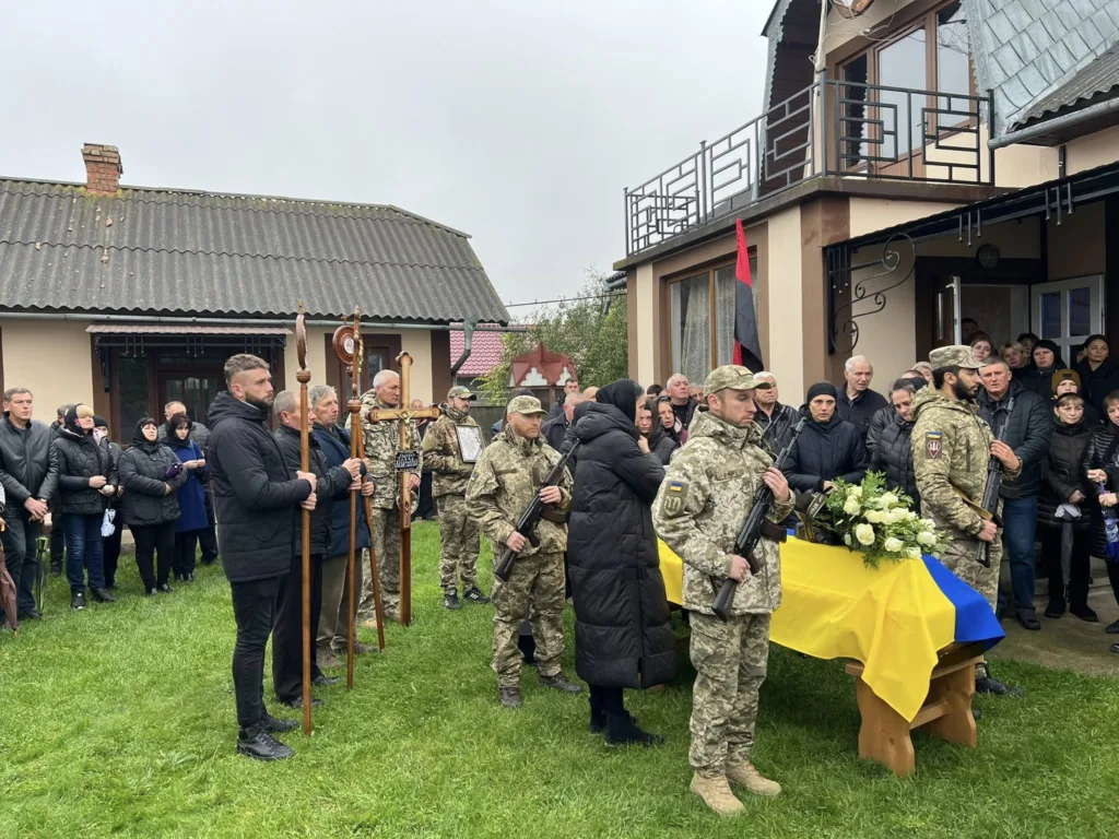 Військовий похорон з українським прапором