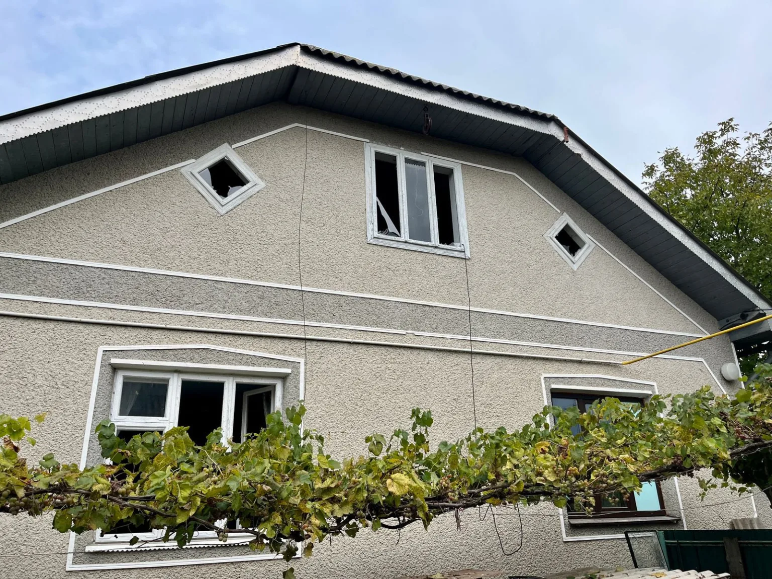 Збільшилося число пошкодженних будинків: Які райони Франківщини зазнали російських ударів ФОТО