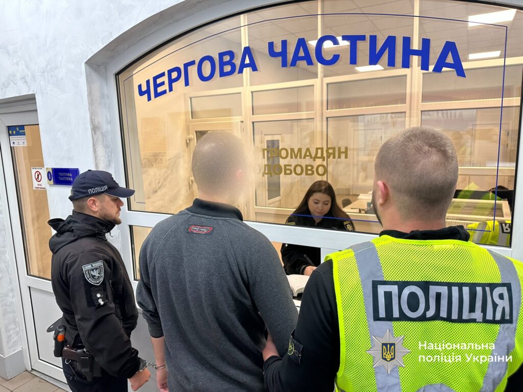 Поліцейський відділок, люди спілкуються з працівниками поліції.