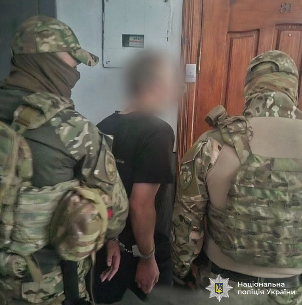Затримання поліцією підозрюваного біля дверей квартири.