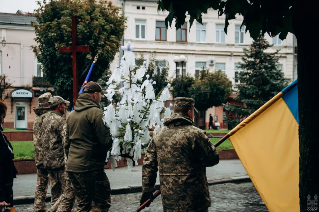 Військові несуть український прапор у місті
