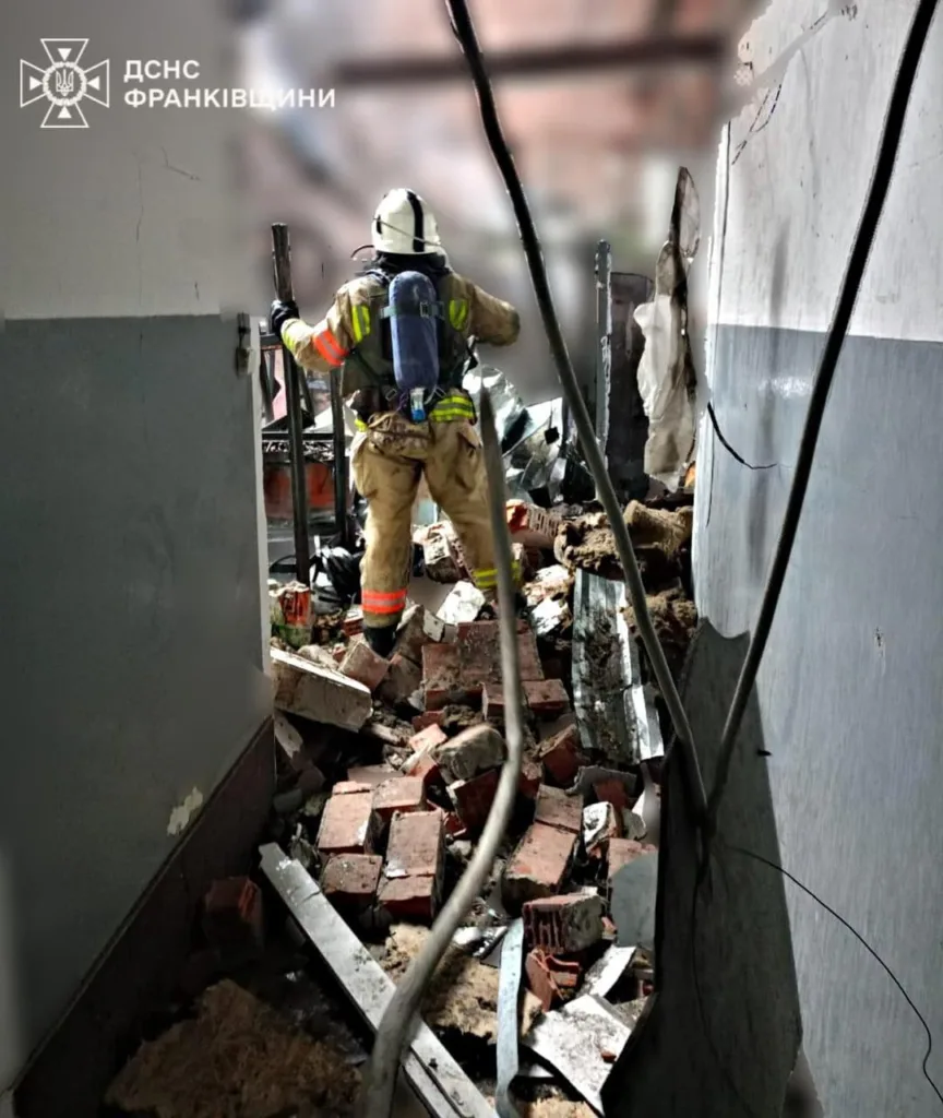 Пожежник у зруйнованій будівлі, Франківщина