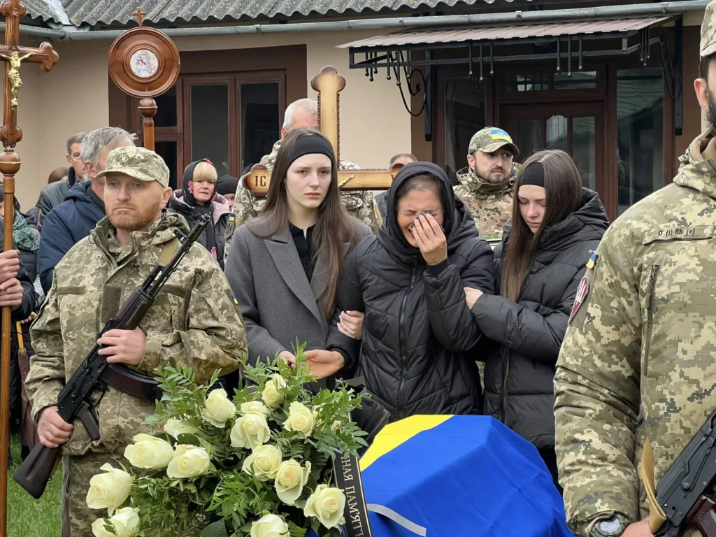 Похорон військовослужбовця з прапором України.