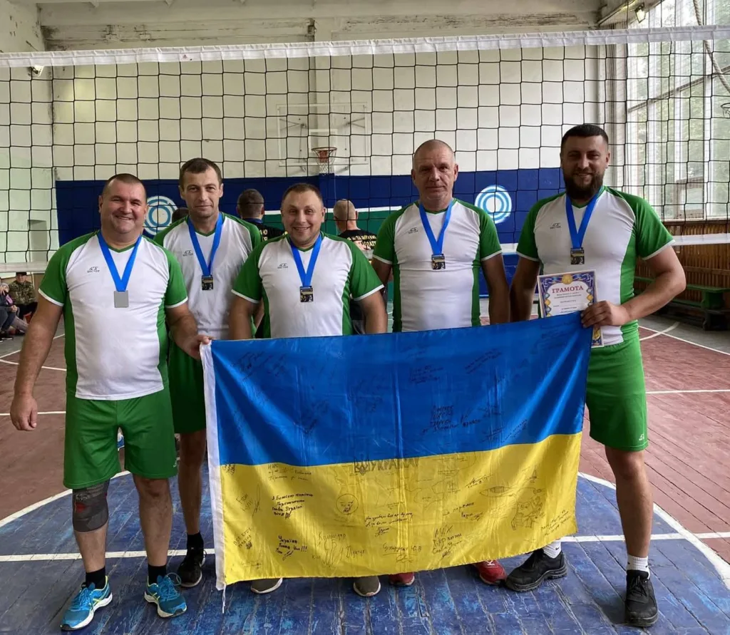 Волейбольна команда з медалями та прапором України