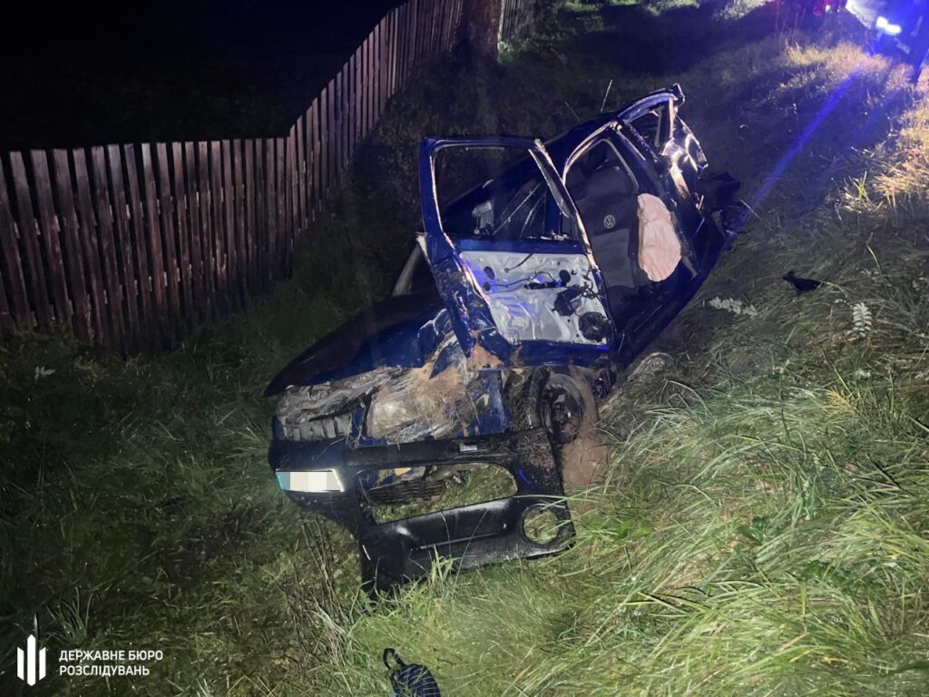 Пошкоджений автомобіль біля дороги після аварії