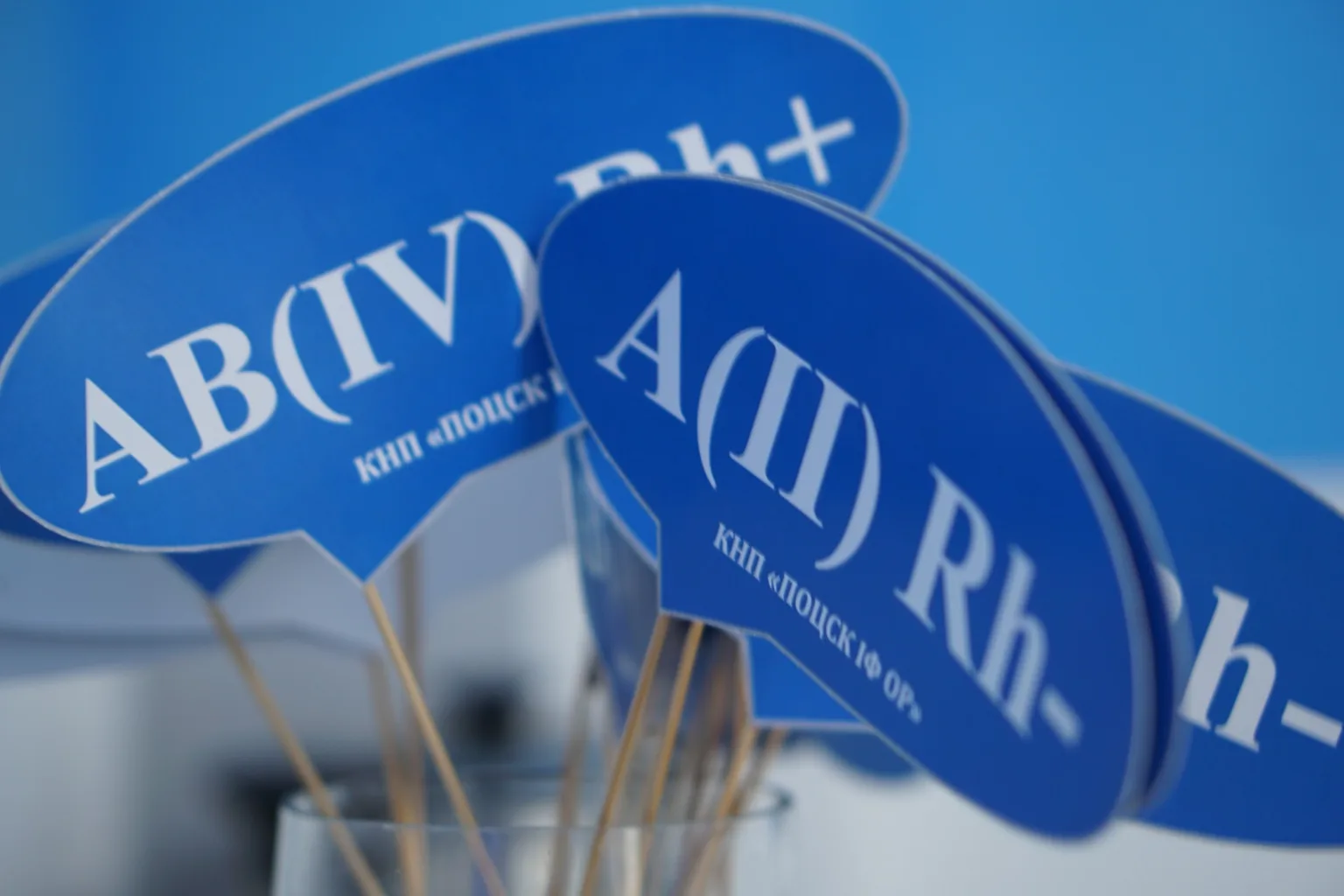 Плакати з групами крові на синьому фоні