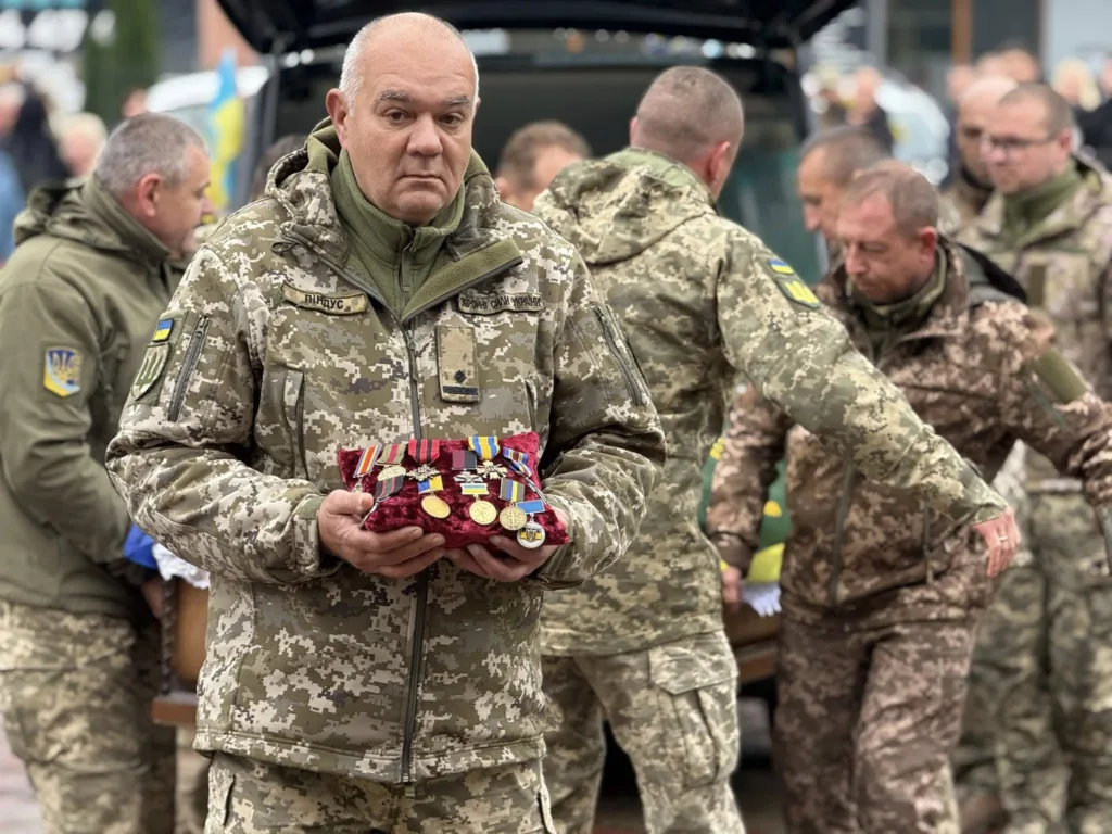 Українські військові на церемонії з військовими медалями
