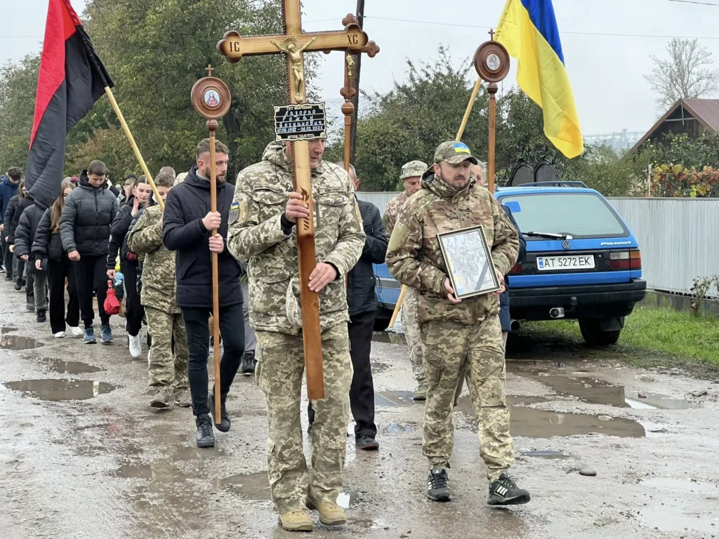 Процесія з прапорами й хрестом на вулиці