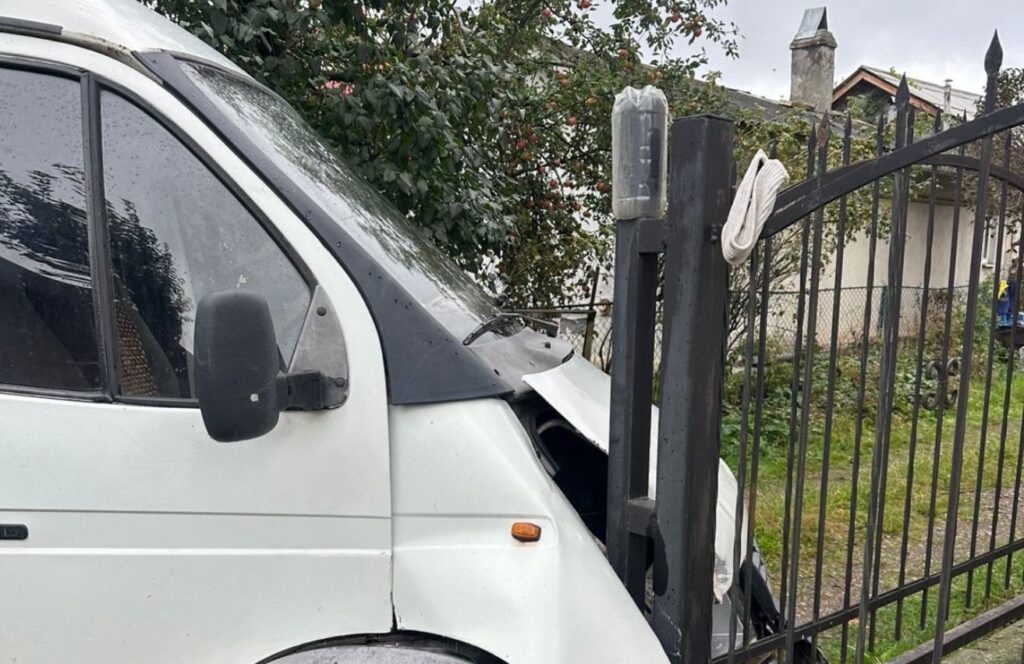 У Франківську водій наїхав на металевий паркан