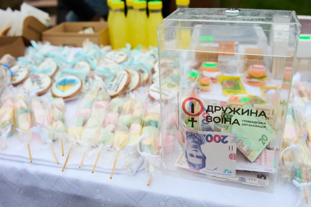 Стіл ласощів поруч зі скринькою для пожертв