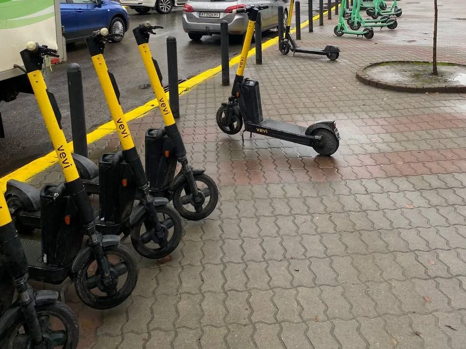 Ряд орендних електросамокатів на міській вулиці