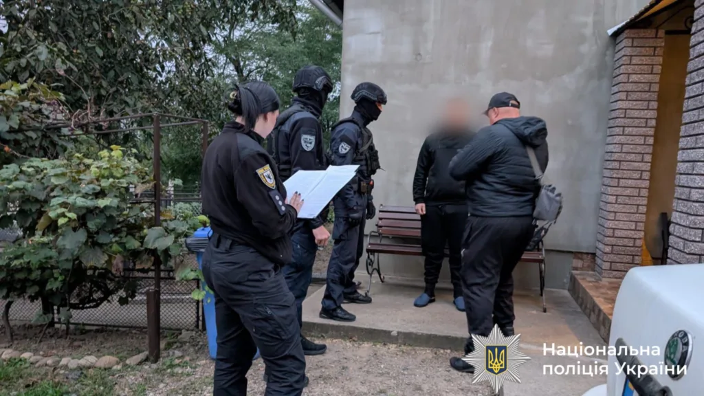 Національна поліція України проводить затримання біля будинку.