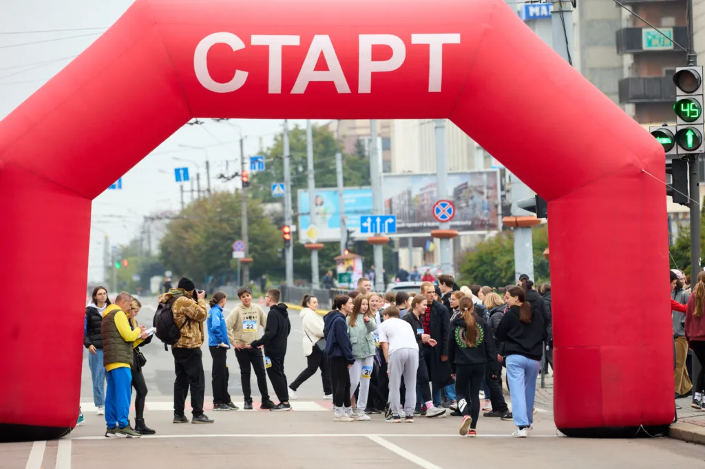 Марафон, натовп біля стартової арки на вулиці.