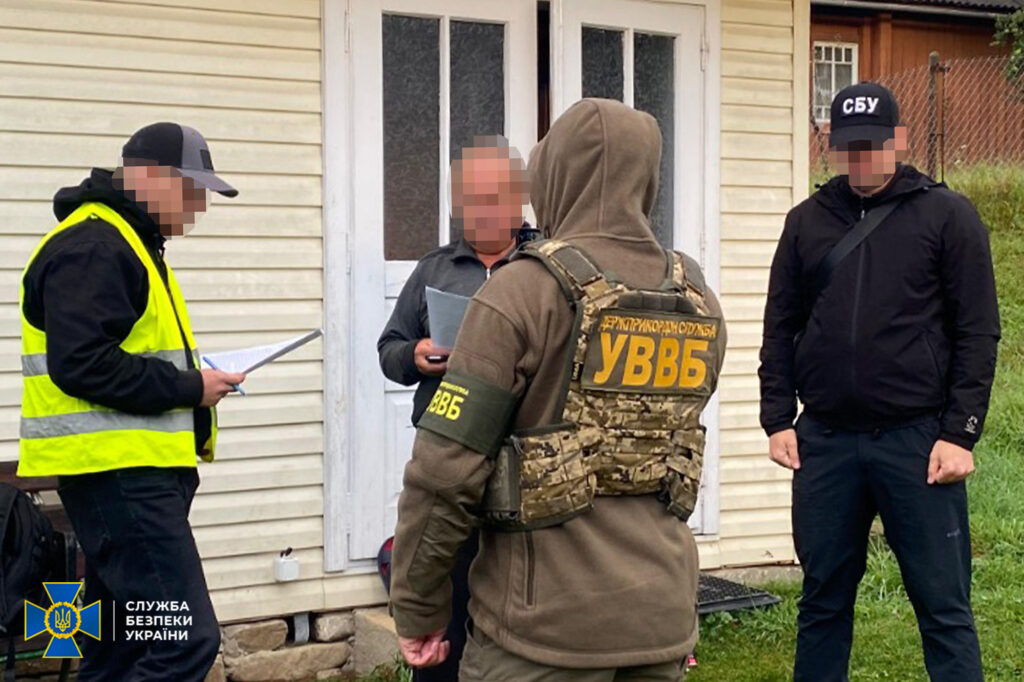 Офіцери проводять розмову біля будівлі на вулиці.
