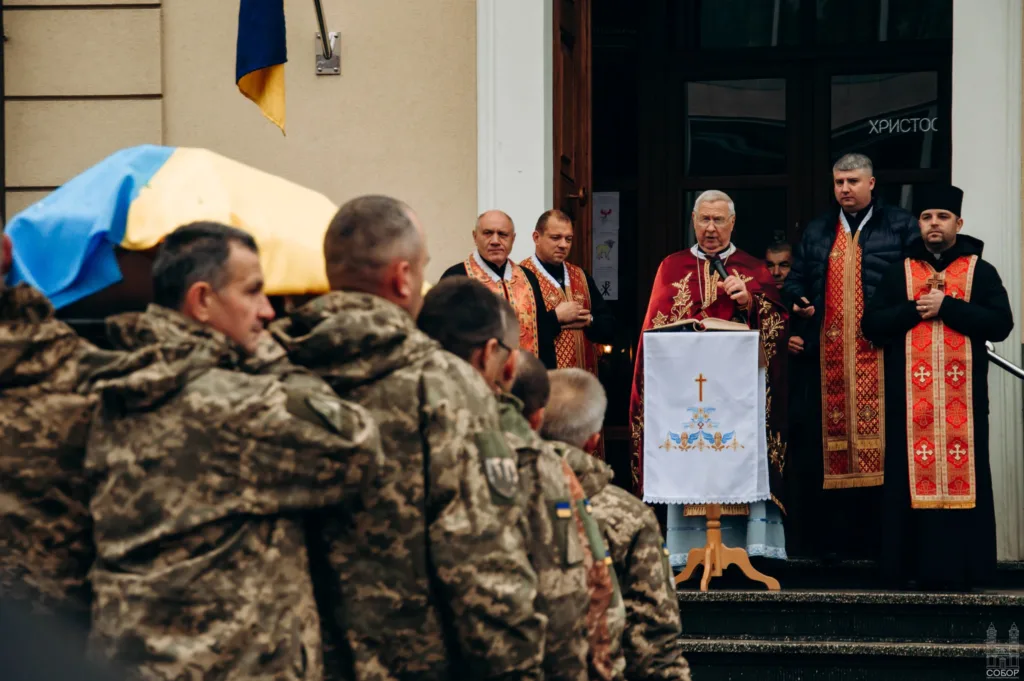 Священники благословляють українських військових перед собором