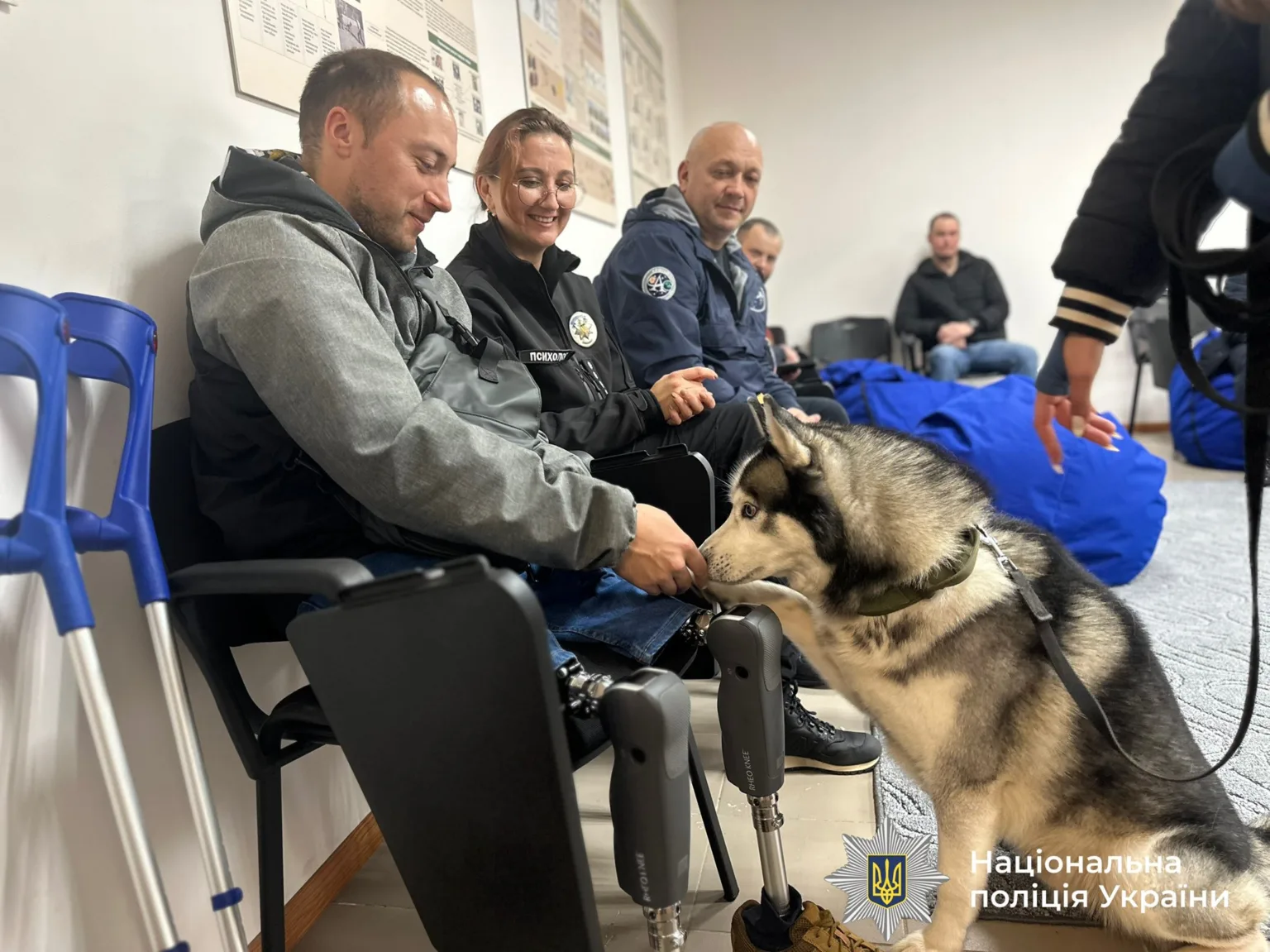 Поліцейські спілкуються з собакою під час реабілітації