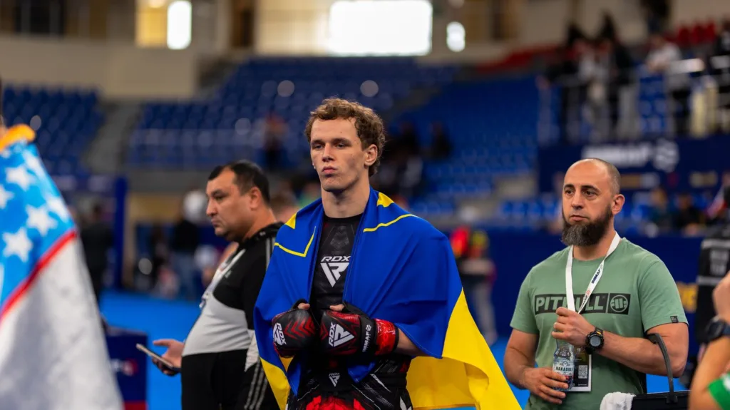 Український боєць з прапором під час змагань
