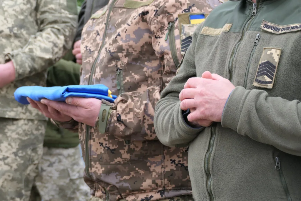 Українські військові тримають прапор