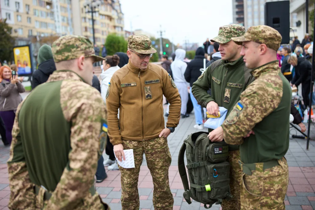 Військові обговорюють на вулиці, Україна.