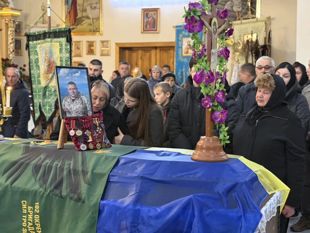 Прощання з українським військовим у церкві