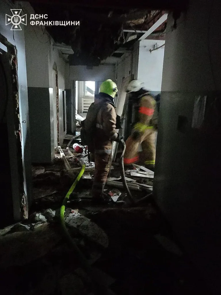 Пожежники працюють у затемненій пошкодженій будівлі