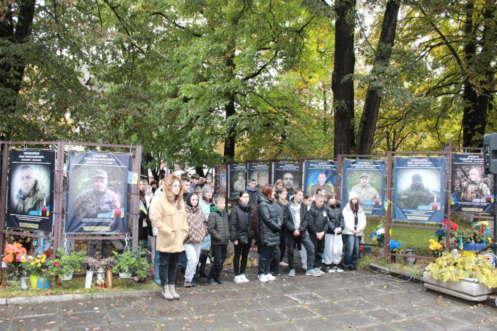 Люди вшановують пам'ять загиблих воїнів України