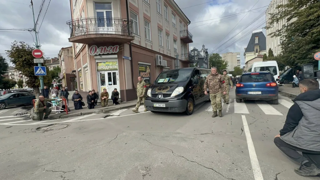 Військові та люди стоять на вулиці міста