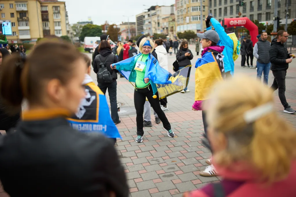 Група людей на вулиці з українськими прапорами