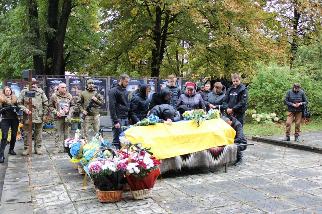Прощання із загиблим українським військовим