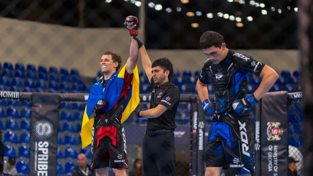 Боєць з українським прапором святкує перемогу в ММА