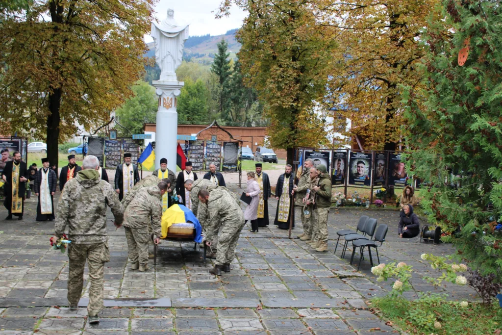 Військові проводжають полеглого героя біля меморіалу