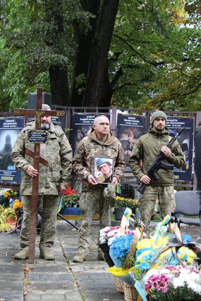 Військові на церемонії вшанування загиблого героя