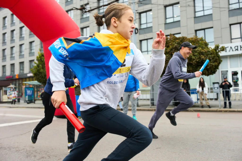 Естафета з українським прапором на вулиці