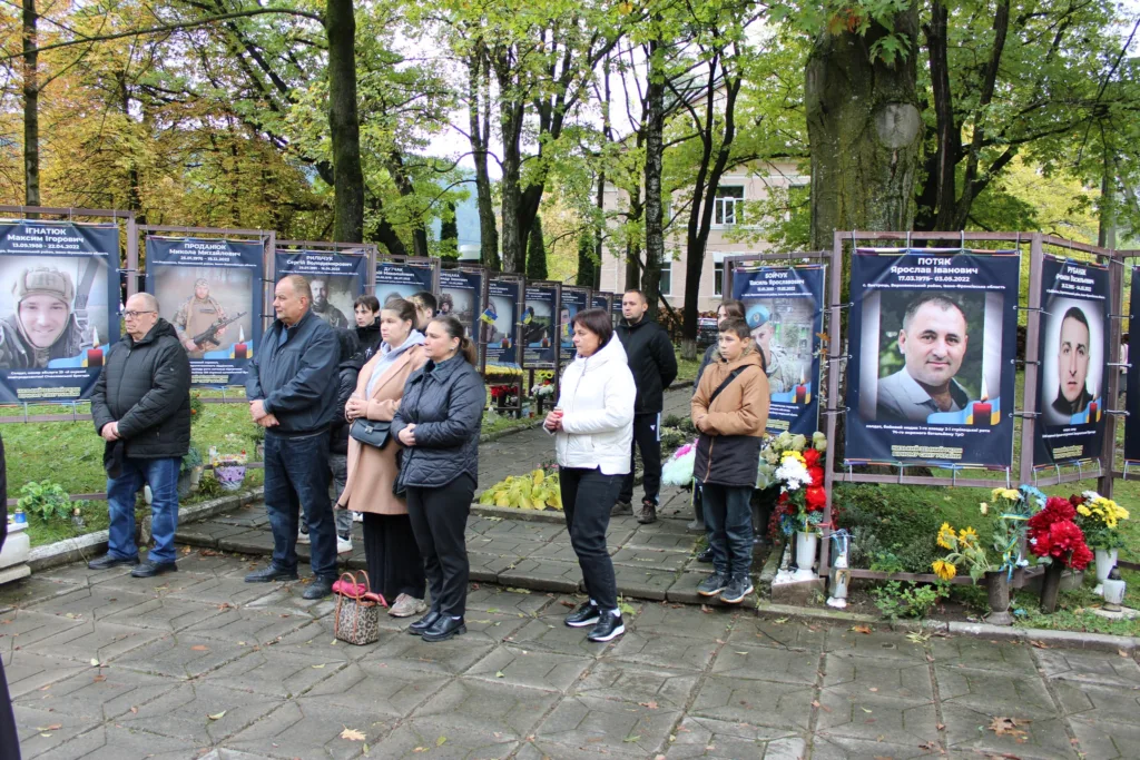 Люди вшановують пам'ять загиблих героїв України